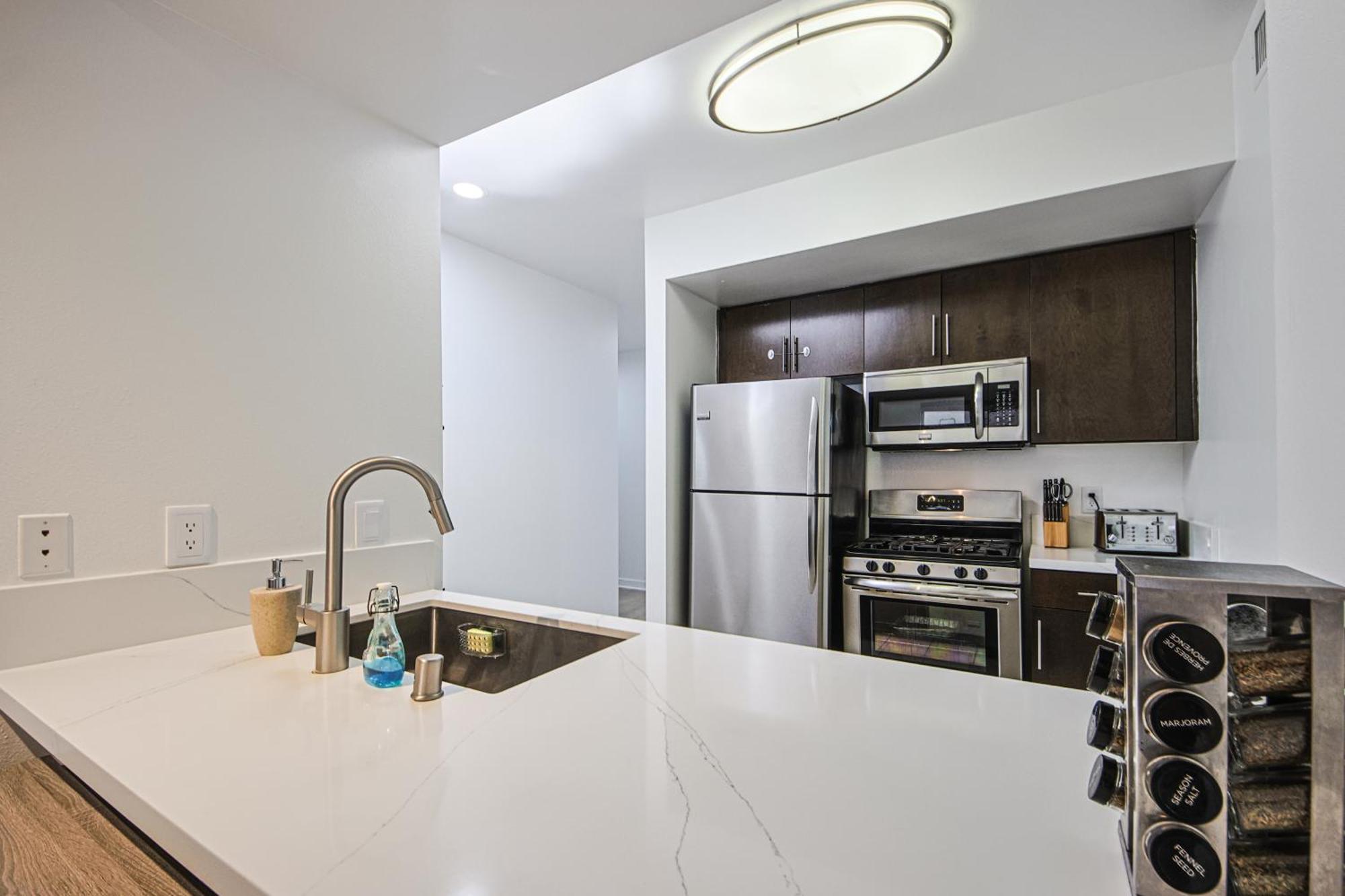 The Carlton - Modern-Lux 2 Master Suites-Secure Bldg & Parking- 5 Blks To Ocean Ave Appartamento Los Angeles